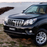 Передний бампер в цвет кузова Toyota Land Cruiser Prado 150 (2009-2017)